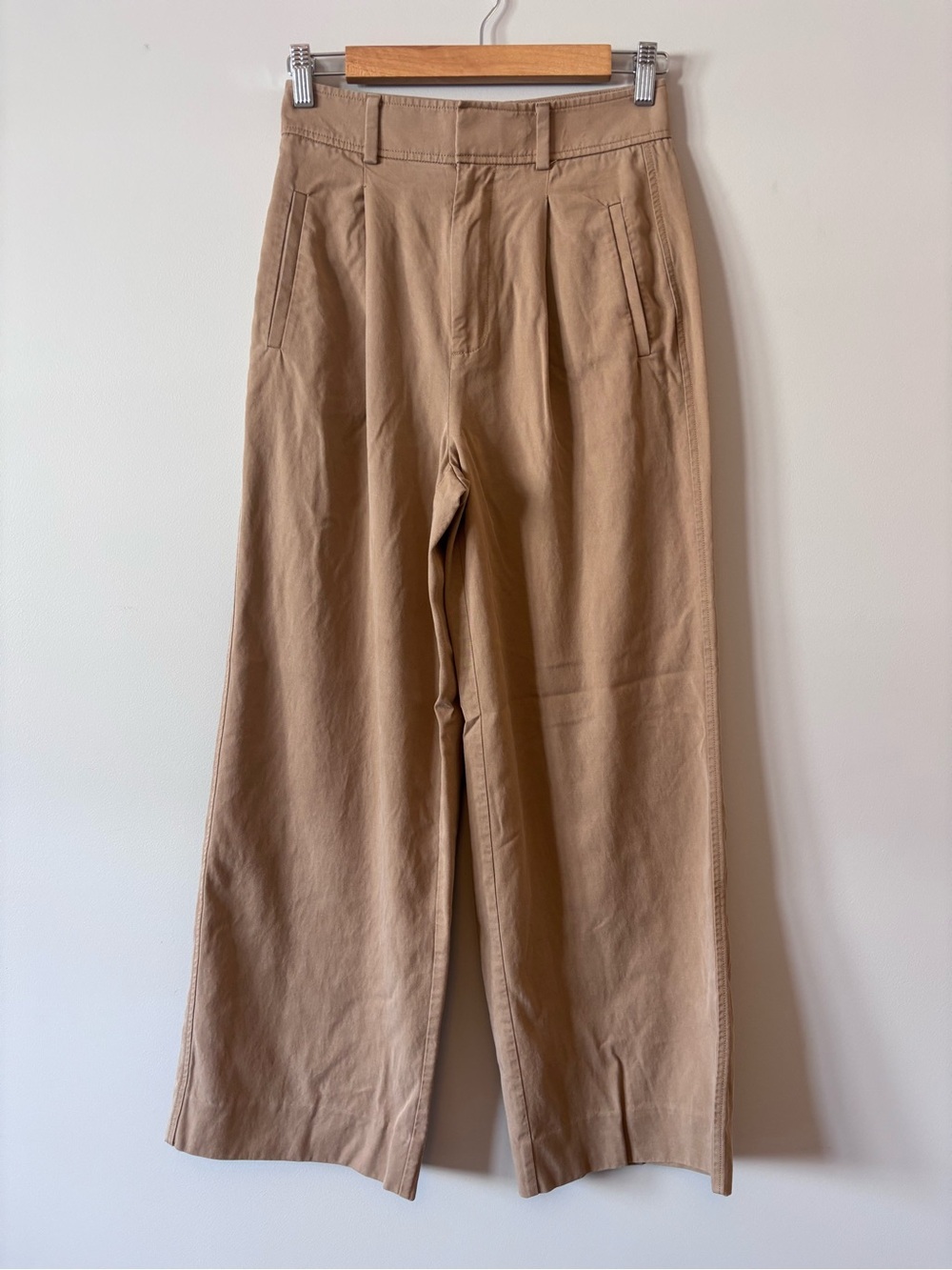 Everlane | The Draper Pleated Pant in Buttersmooth | Beige | Size: 00 Short